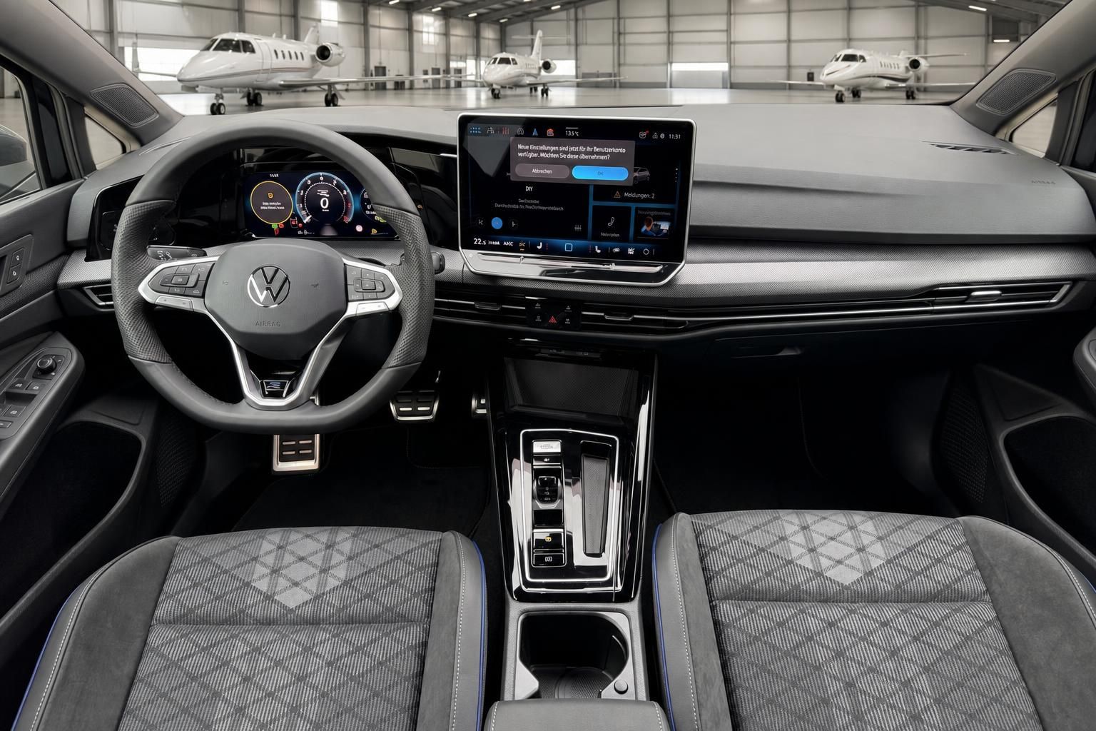 Volkswagen Golf Cockpit mit digitalen Instrumenten und Touchscreen-Infotainment