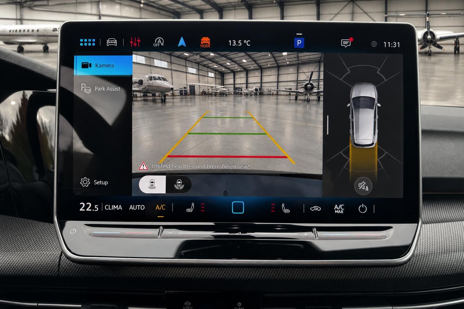 Fahrzeug Touchscreen Display mit Rückfahrkamera und Parkassistent im Innenraum