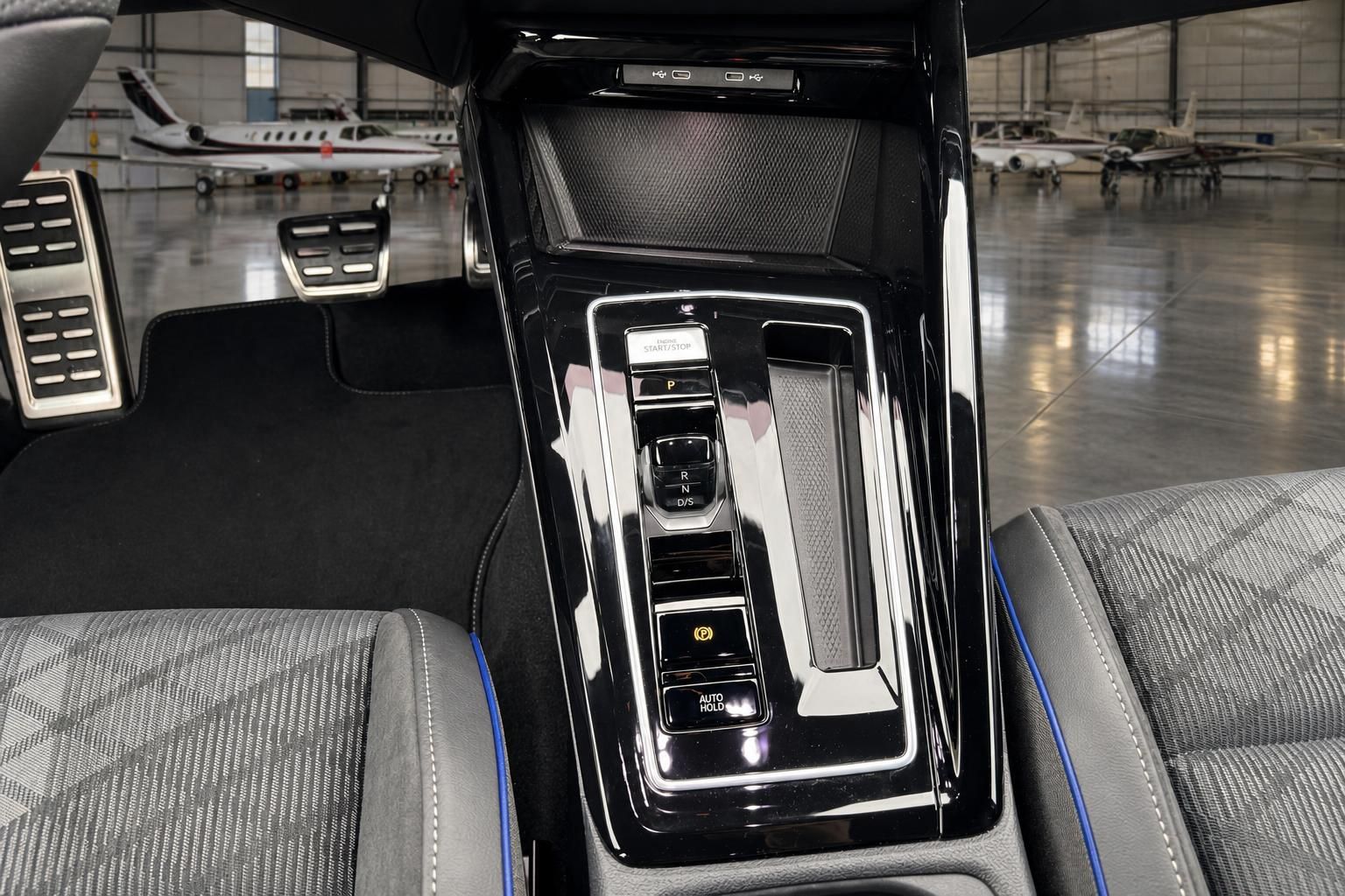 Automatik Schaltknauf mit Mittelkonsole und Ambientebeleuchtung im Fahrzeuginneren