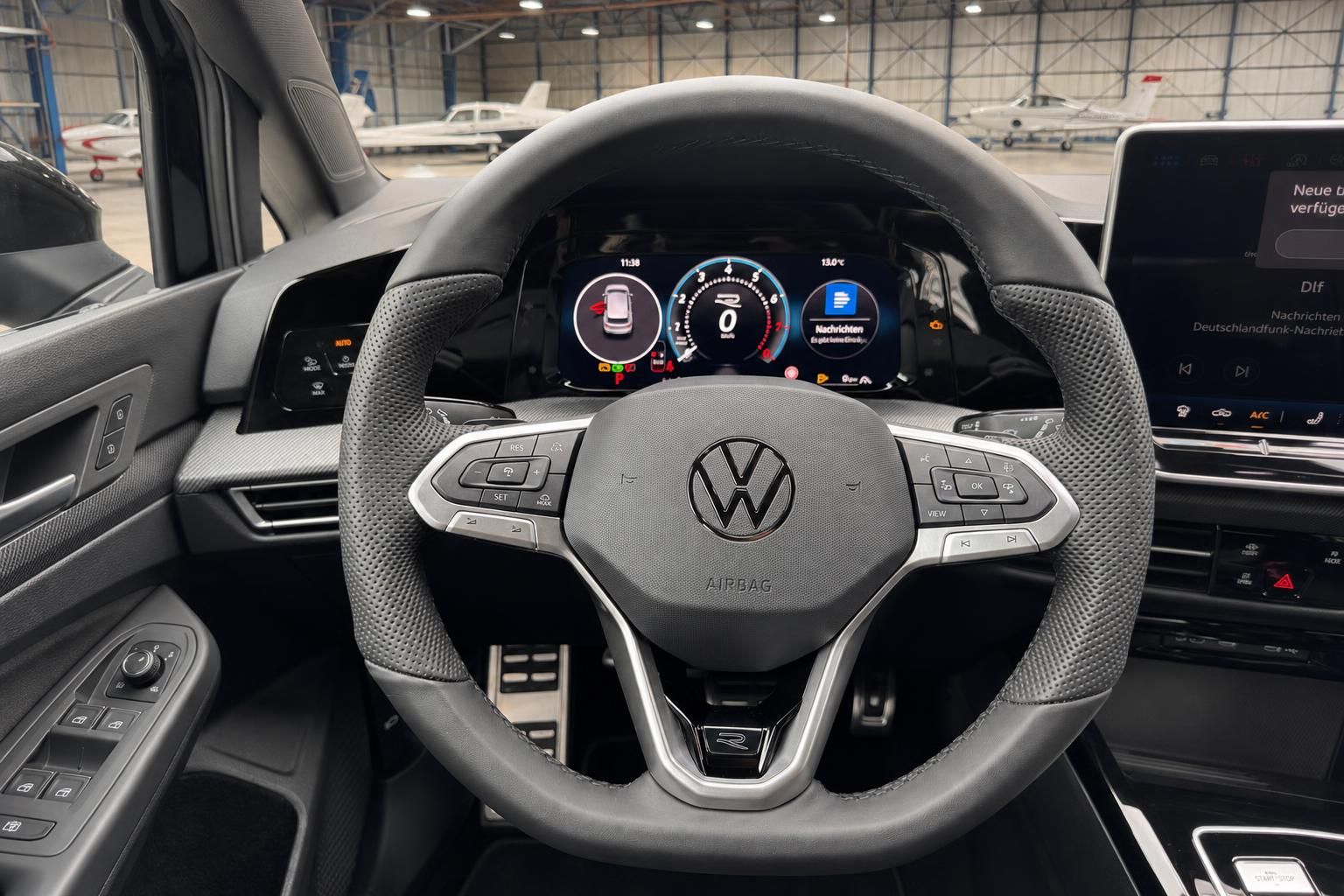 Volkswagen Lenkrad mit digitalen Instrumenten und Multifunktionstasten im Innenraum