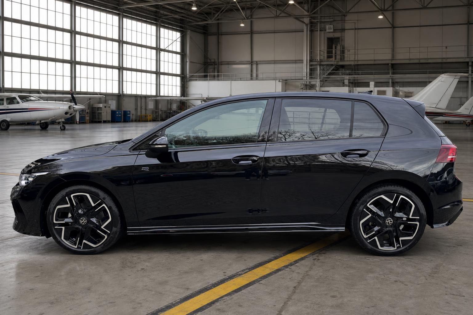 Schwarzer Volkswagen Golf Seitenansicht links - sportliche Felgen und elegante Linienführung