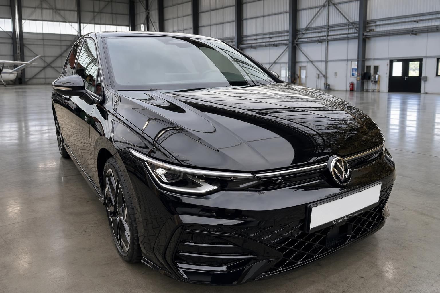Schwarzer VW Golf Schrägansicht vorne - dynamisches Frontdesign mit Volkswagen Kühlergrill
