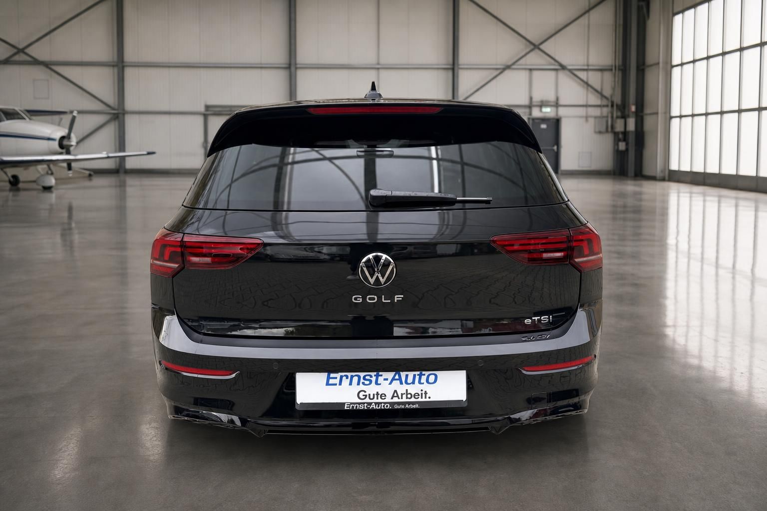 Volkswagen Golf Heckansicht schwarz - LED-Rückleuchten und Ernst-Auto Händlerkennzeichen