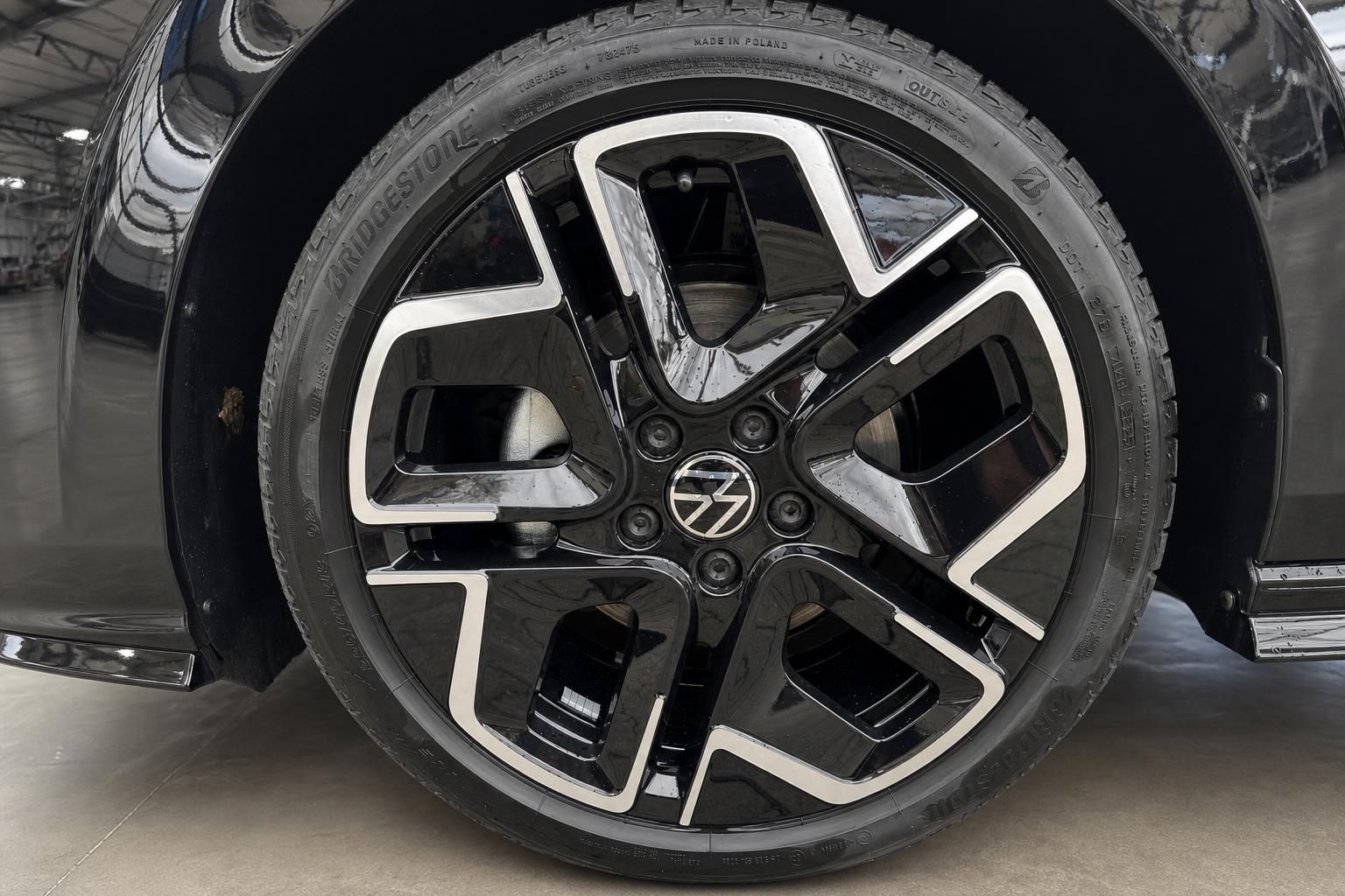 Volkswagen Alufelge mit modernem Design und Bridgestone Reifen - Detailaufnahme