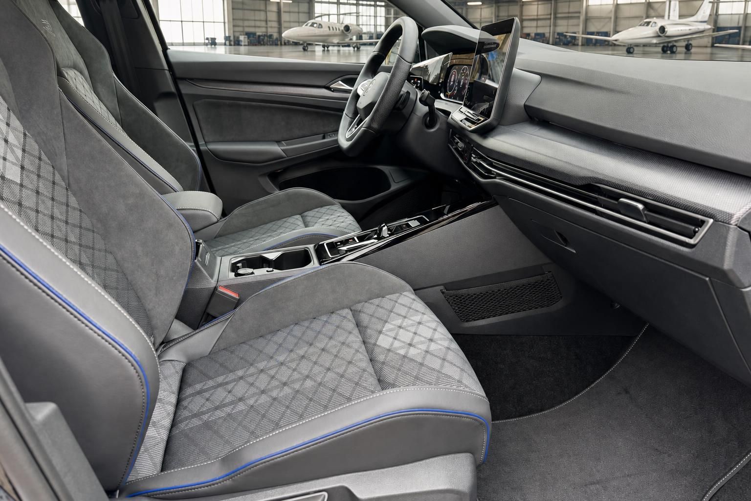 Volkswagen Golf Innenraum mit gesteppten Sitzen und modernem Cockpit - Frontansicht
