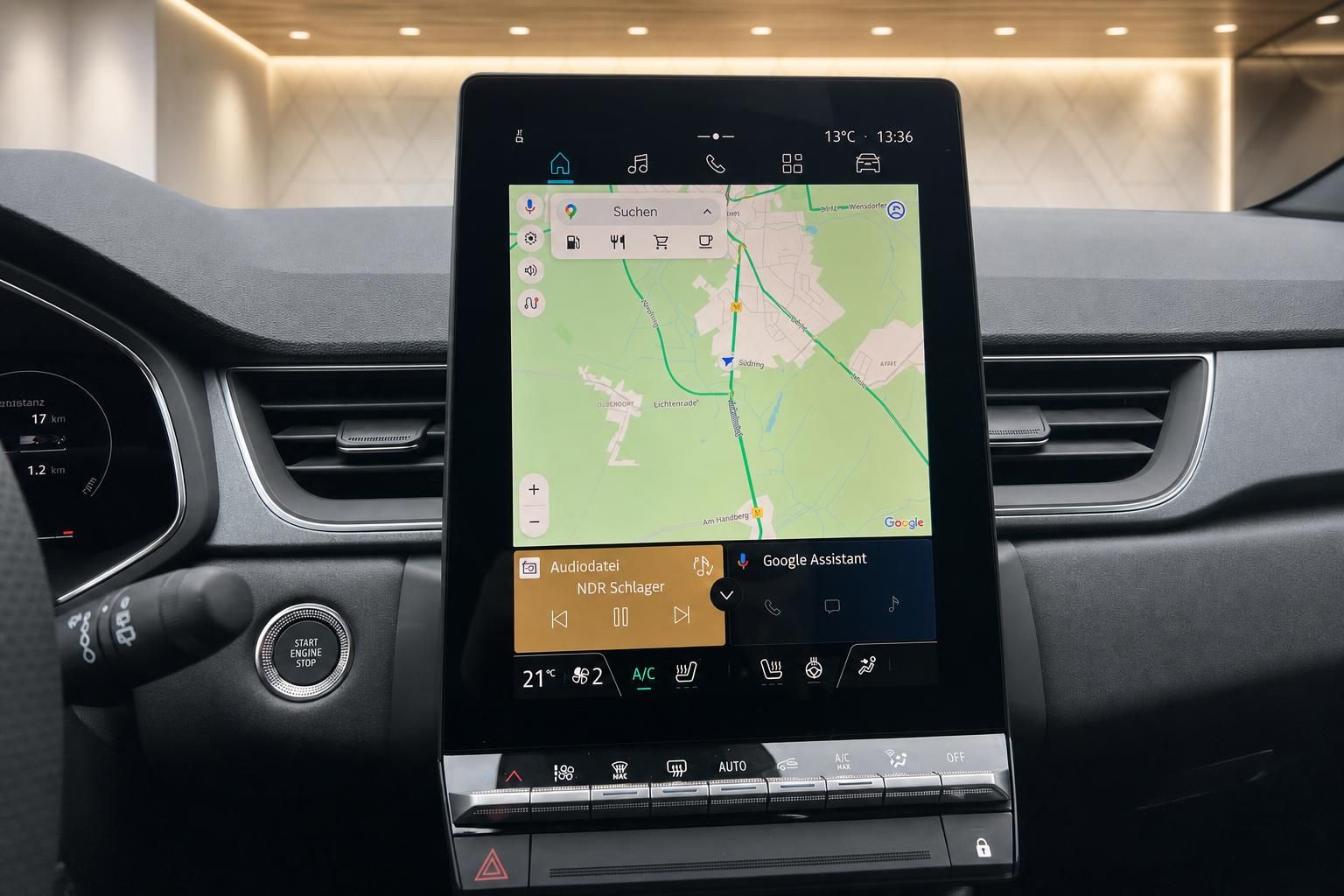 Fahrzeug Infotainment-System mit Navigationskarte und Google Assistant Integration