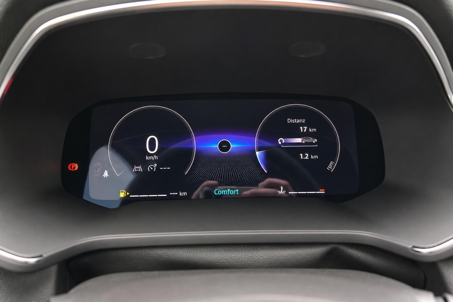 Digitales Armaturenbrett mit Tachometer und Fahrzeug-Reichweitenanzeige