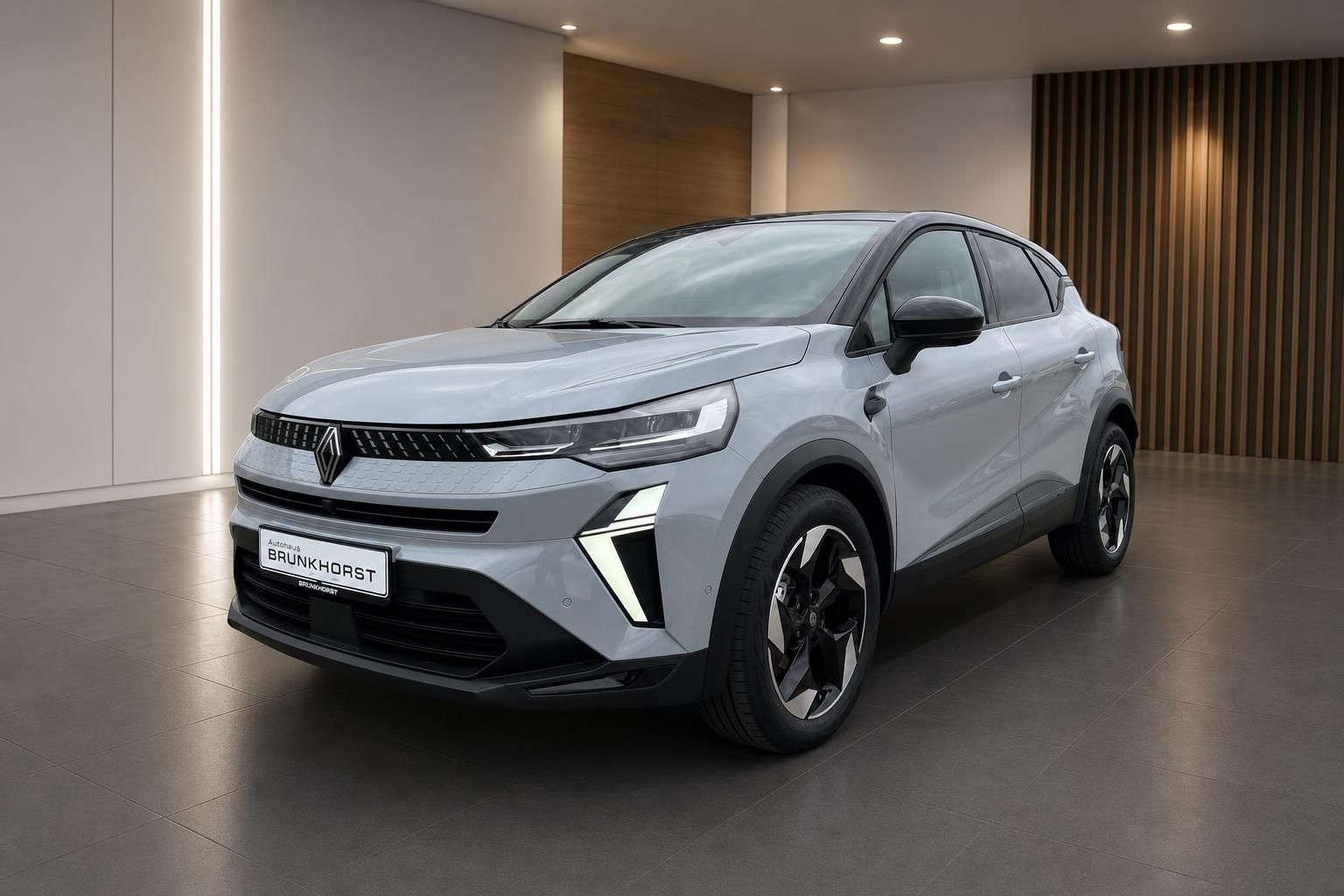 Renault Captur silbergrau Frontansicht Dreiviertel - modernes SUV mit LED-Scheinwerfern im Showroom