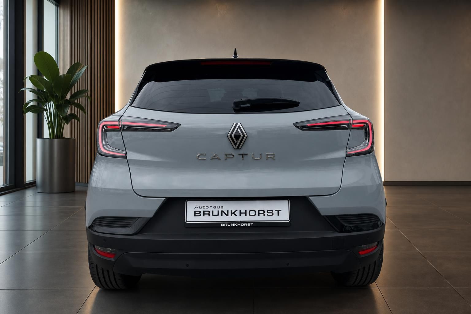 Renault Captur Heckansicht silbergrau - LED-Rücklichter und CAPTUR Schriftzug im Showroom