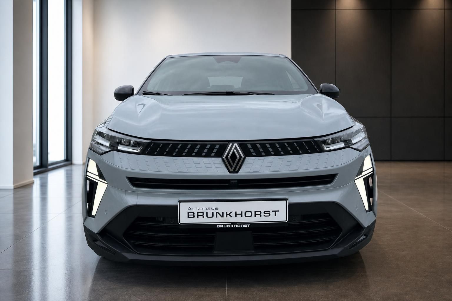 Renault Captur Frontansicht silbergrau - moderne LED-Tagfahrlichter und Kühlergrill im Showroom