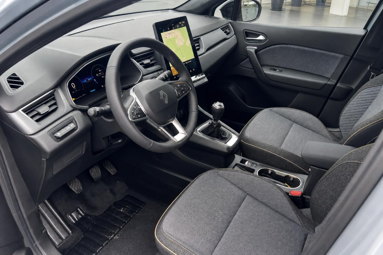 Renault Captur Innenraum - Cockpit mit Touchscreen-Display und schwarzer Stoffausstattung