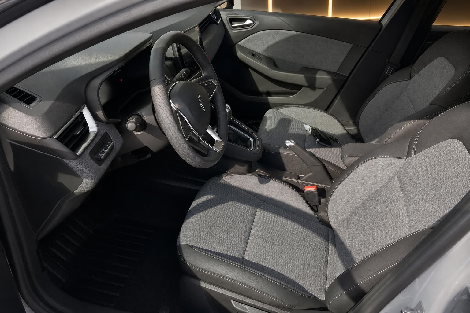 Renault Clio Innenraum - Fahrersitz mit grauer Stoff-Ausstattung und modernem Cockpit-Design