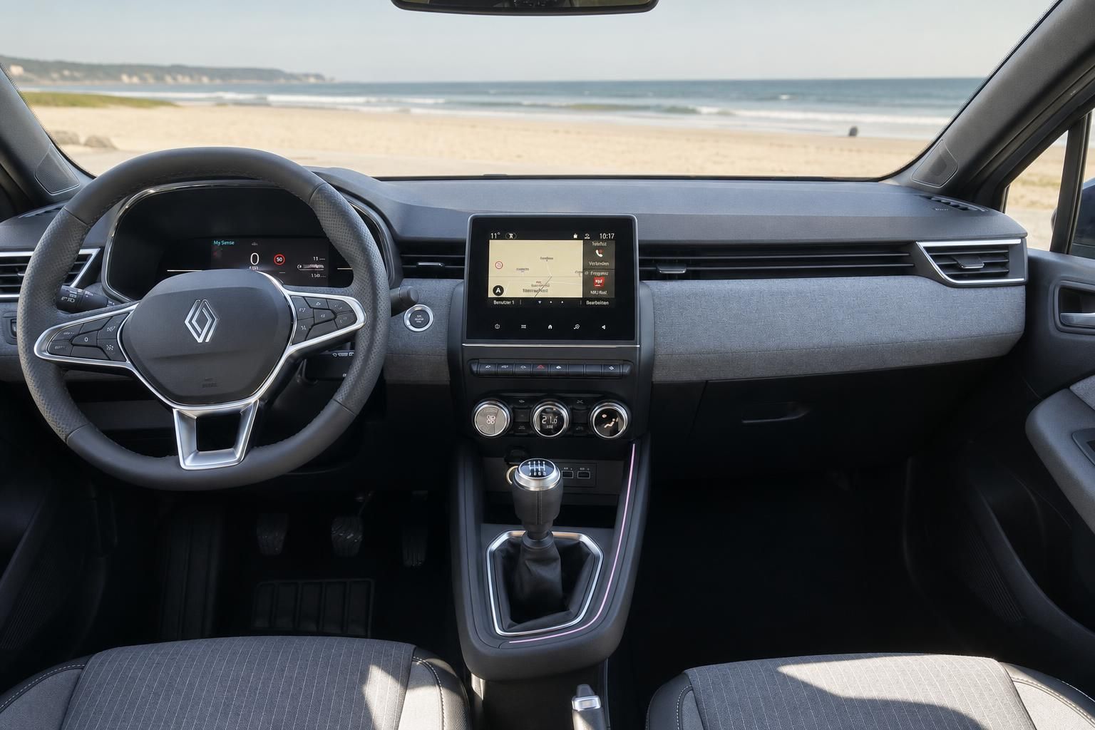 Renault Clio Armaturenbrett mit Touchscreen-Infotainment und digitalem Kombiinstrument am Strand