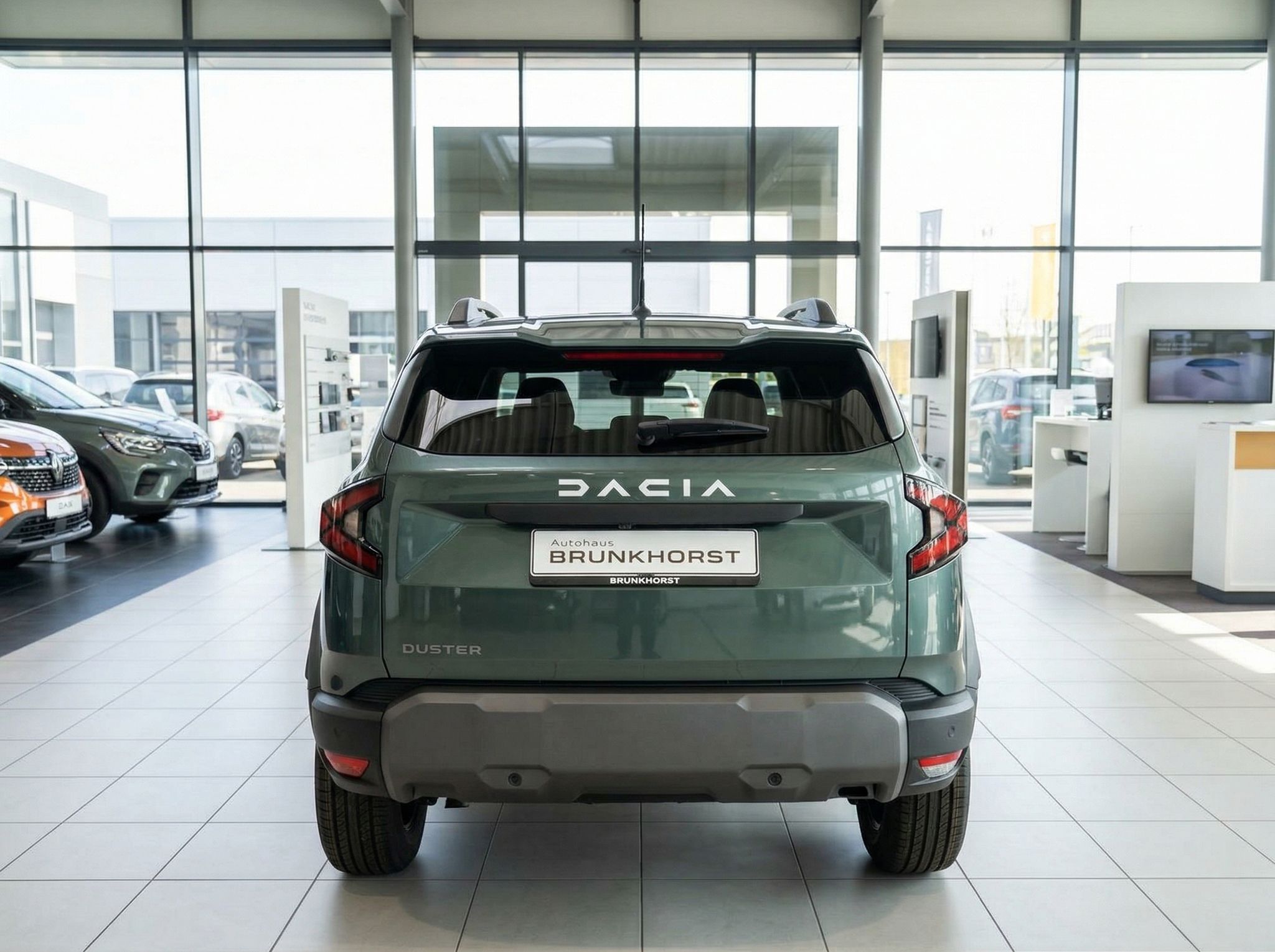 Dacia Duster Heckansicht in grünem Metallic im Autohaus Brunkhorst Showroom