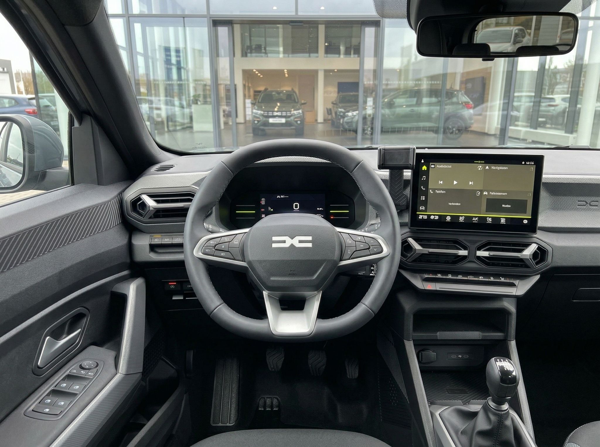 Cockpit-Ansicht mit digitalem Tacho, Lenkrad und Infotainment-System