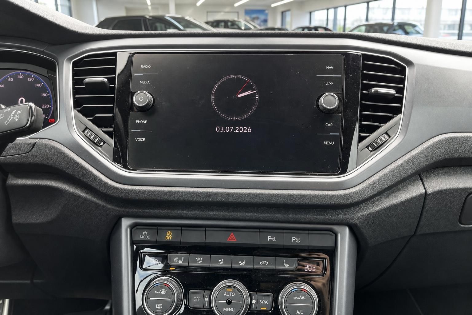 VW Touchscreen Infotainment Display und Klimabedienung im Fahrzeuginnenraum