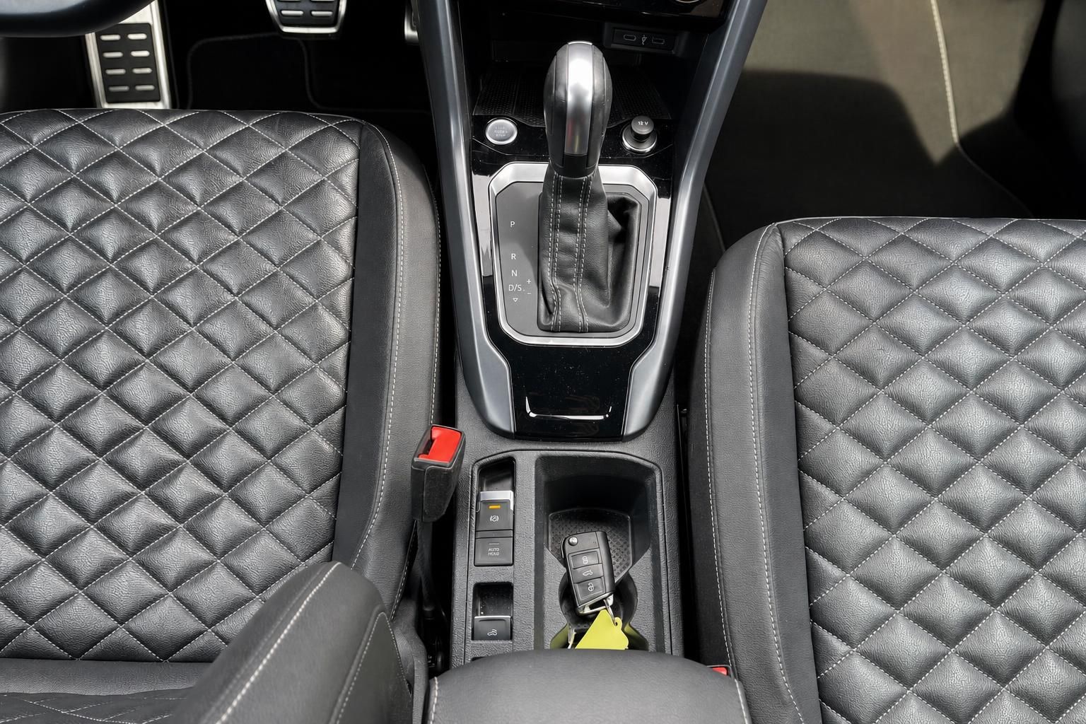 Mittelkonsole mit Automatikschalthebel und Zündschlüssel im VW Innenraum