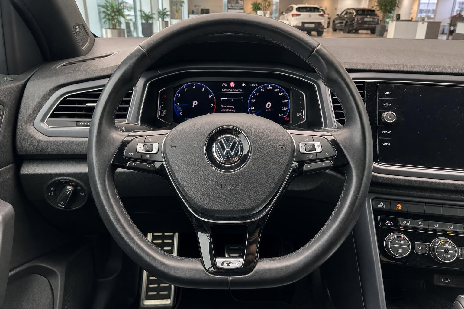 VW Lenkrad mit digitalem Cockpit und Infotainment im Fahrzeuginnenraum