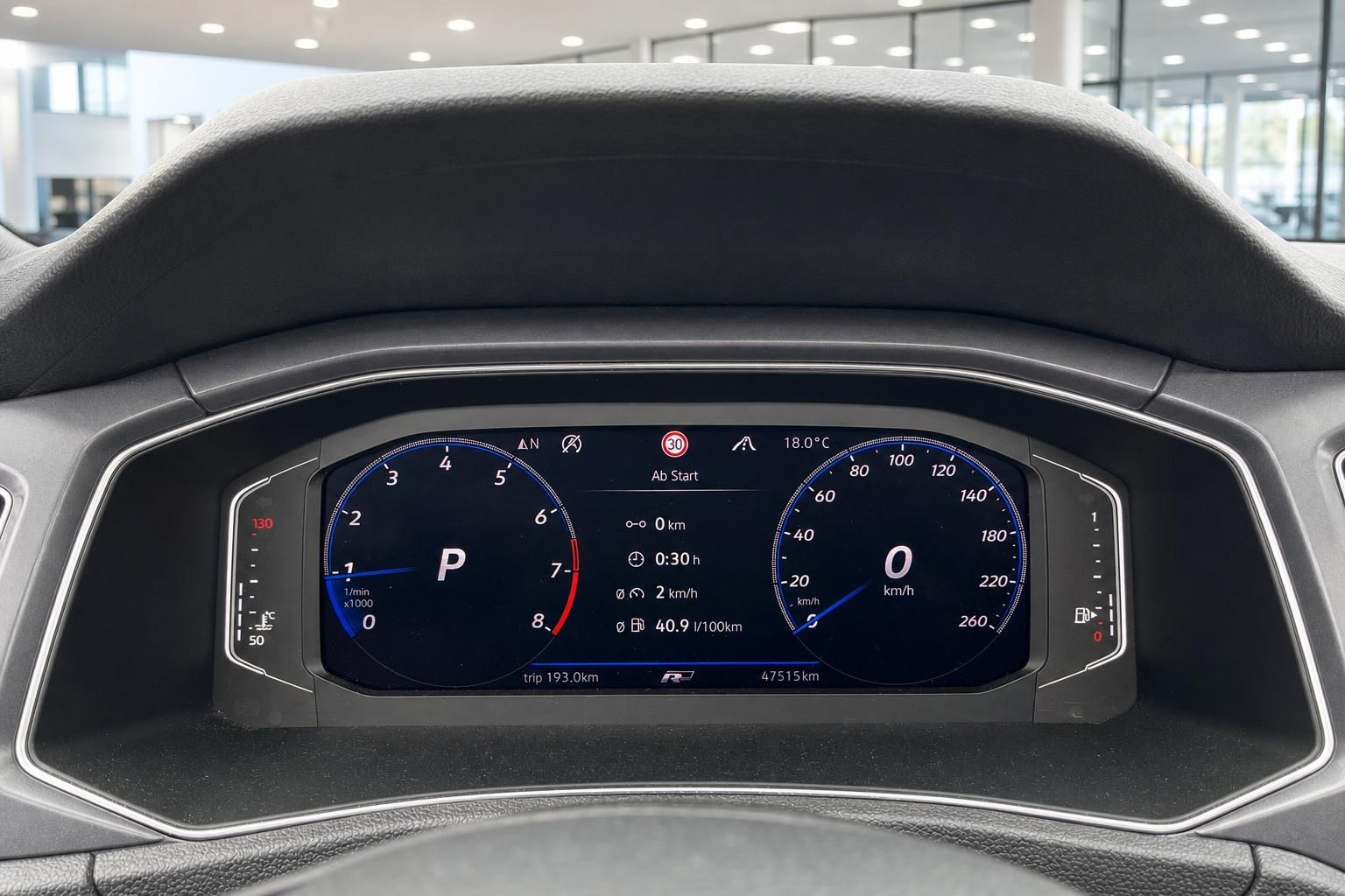 Digitales Cockpit mit Tacho und Drehzahlmesser im VW Innenraum