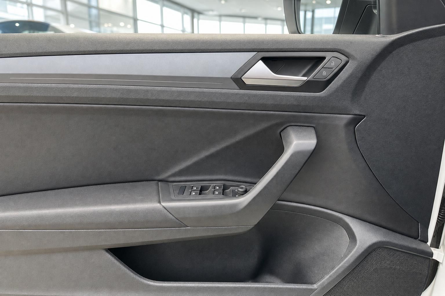 Türverkleidung mit Griff und Fensterheber im VW Fahrzeuginnenraum