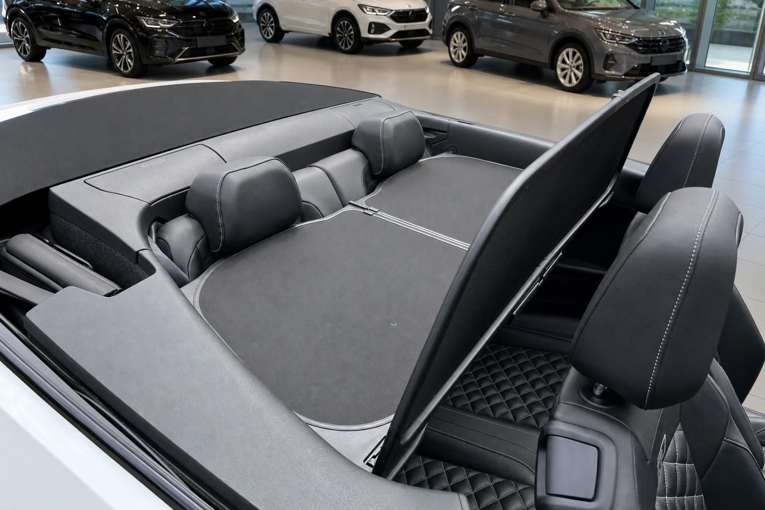Rücksitze und Verdeck eines VW Cabrios im Autohaus Showroom
