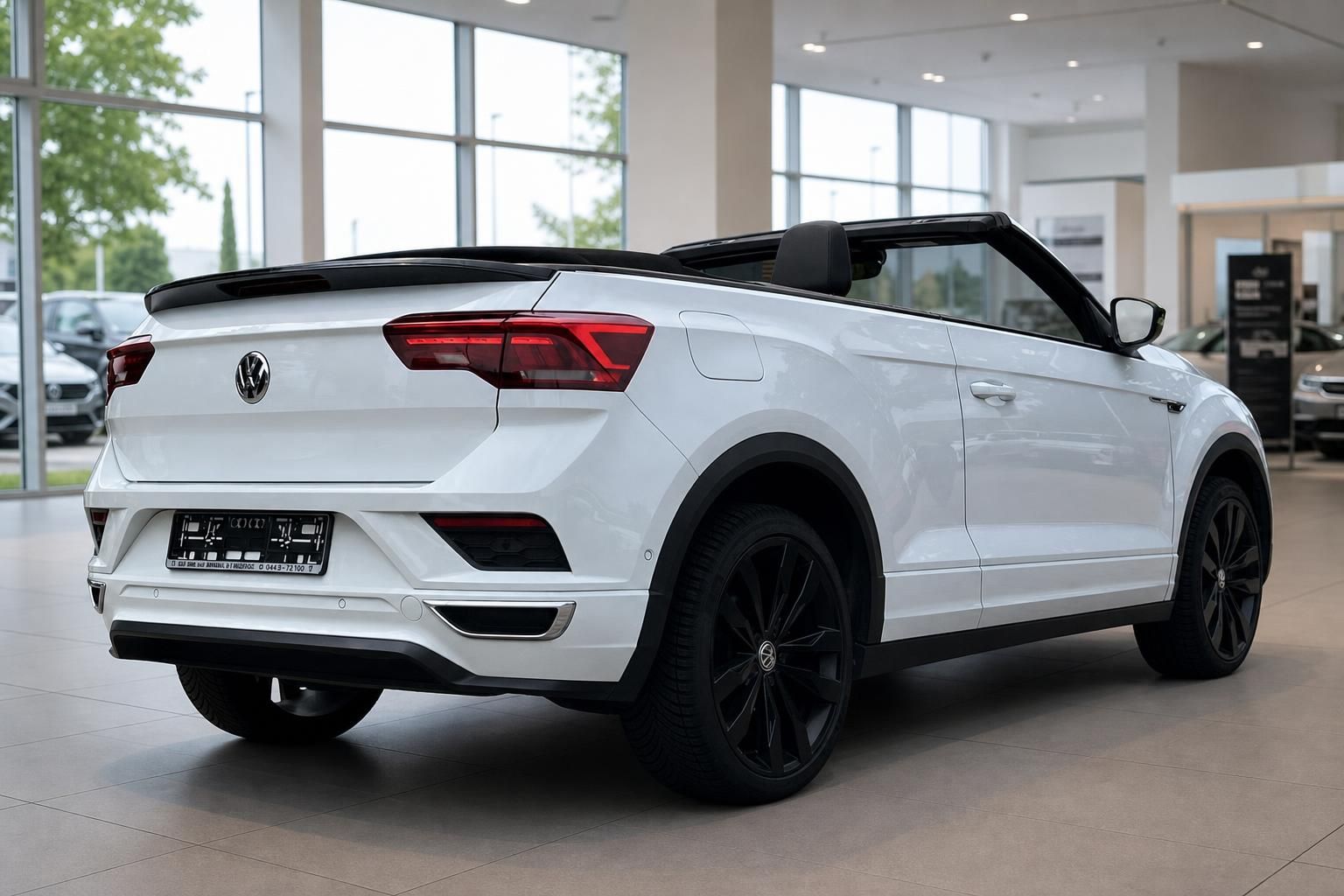 VW T-Roc Cabrio weiß, Heckansicht mit geöffnetem Verdeck im Showroom