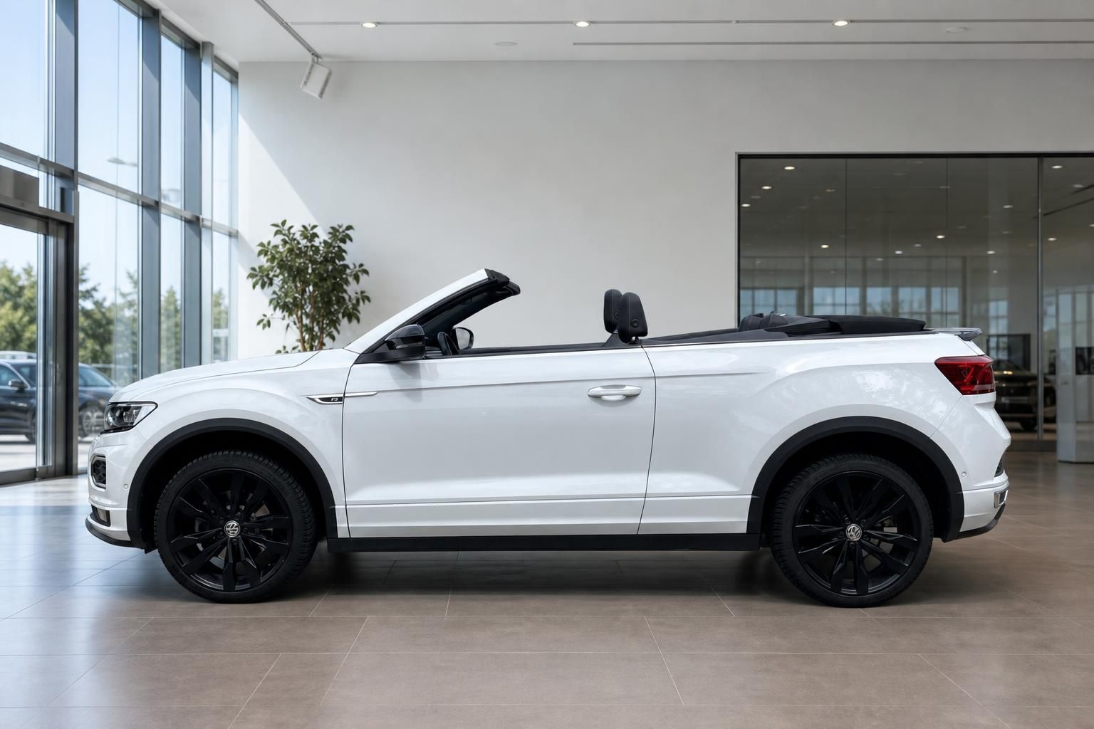VW T-Roc Cabriolet weiß, Seitenansicht mit offenem Verdeck und Alufelgen