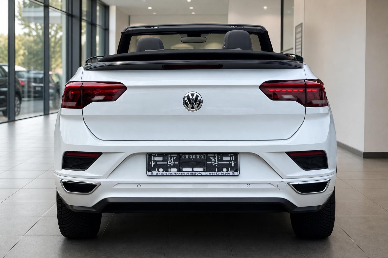 VW T-Roc Cabrio weiß, Heckansicht frontal im Autohaus Showroom