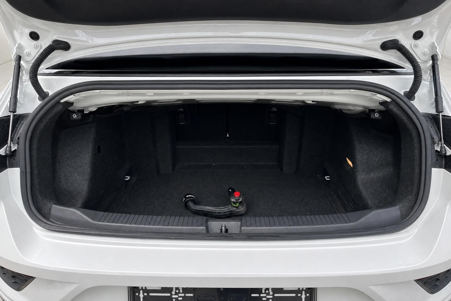 Kofferraum des VW T-Roc Cabriolet mit Anhängerkupplung, Innenansicht