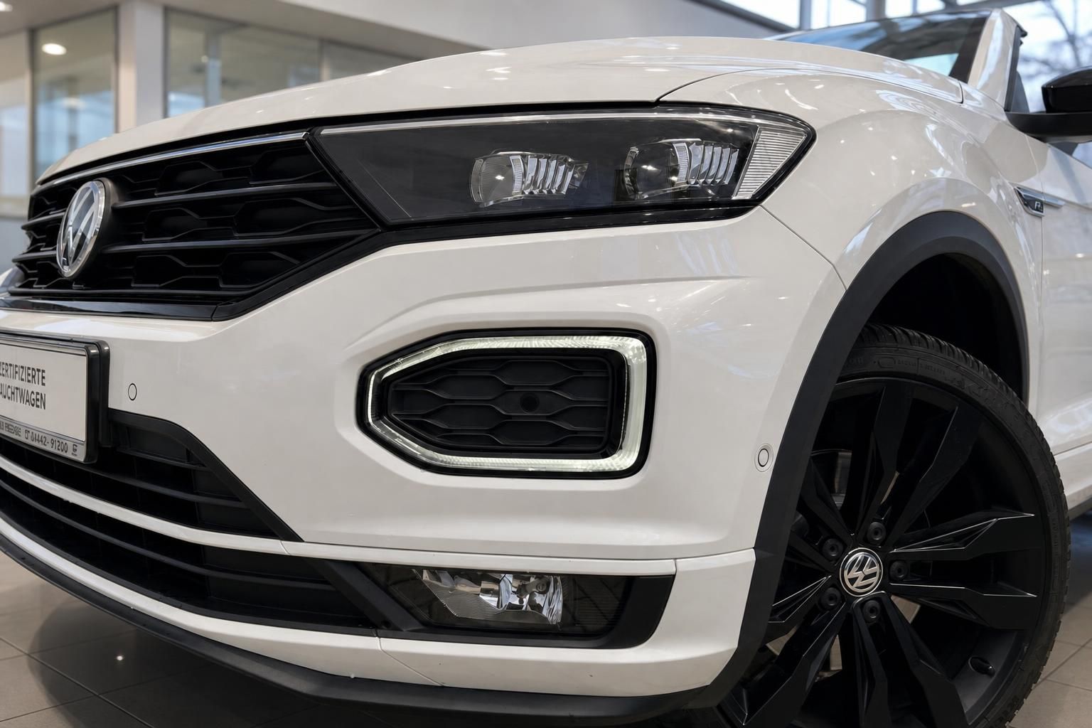 VW T-Roc Cabriolet weiss Frontansicht Scheinwerfer und Kuehlergrill Detail