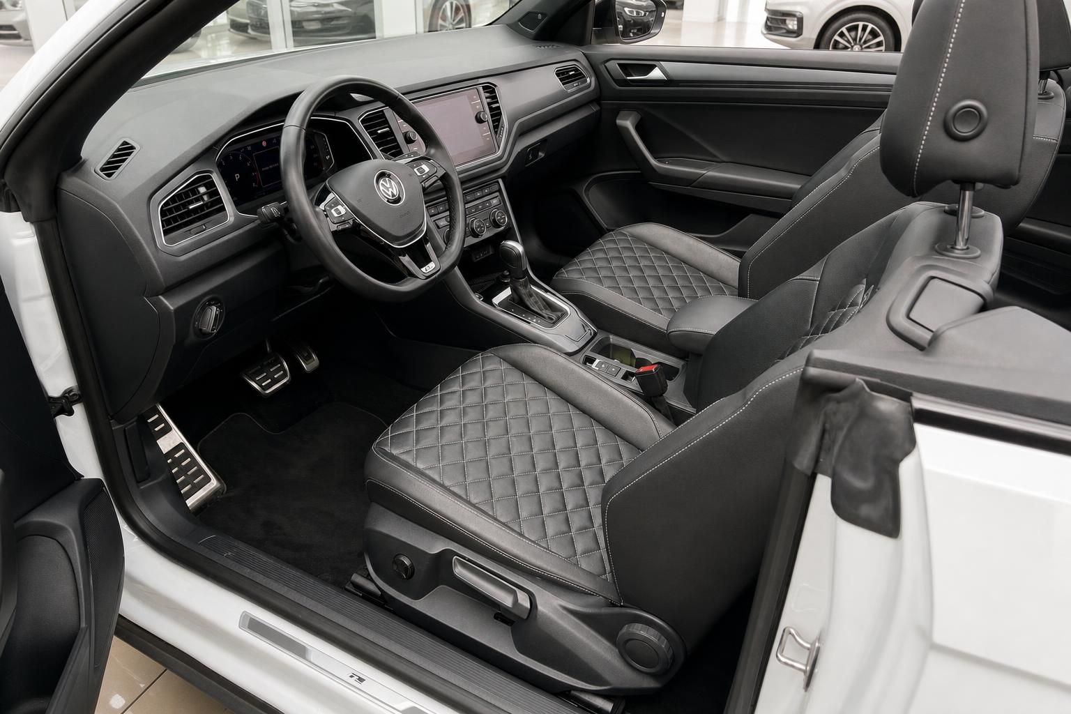 VW T-Roc Cabriolet Innenraum Cockpit mit Lederausstattung und Automatikschaltung