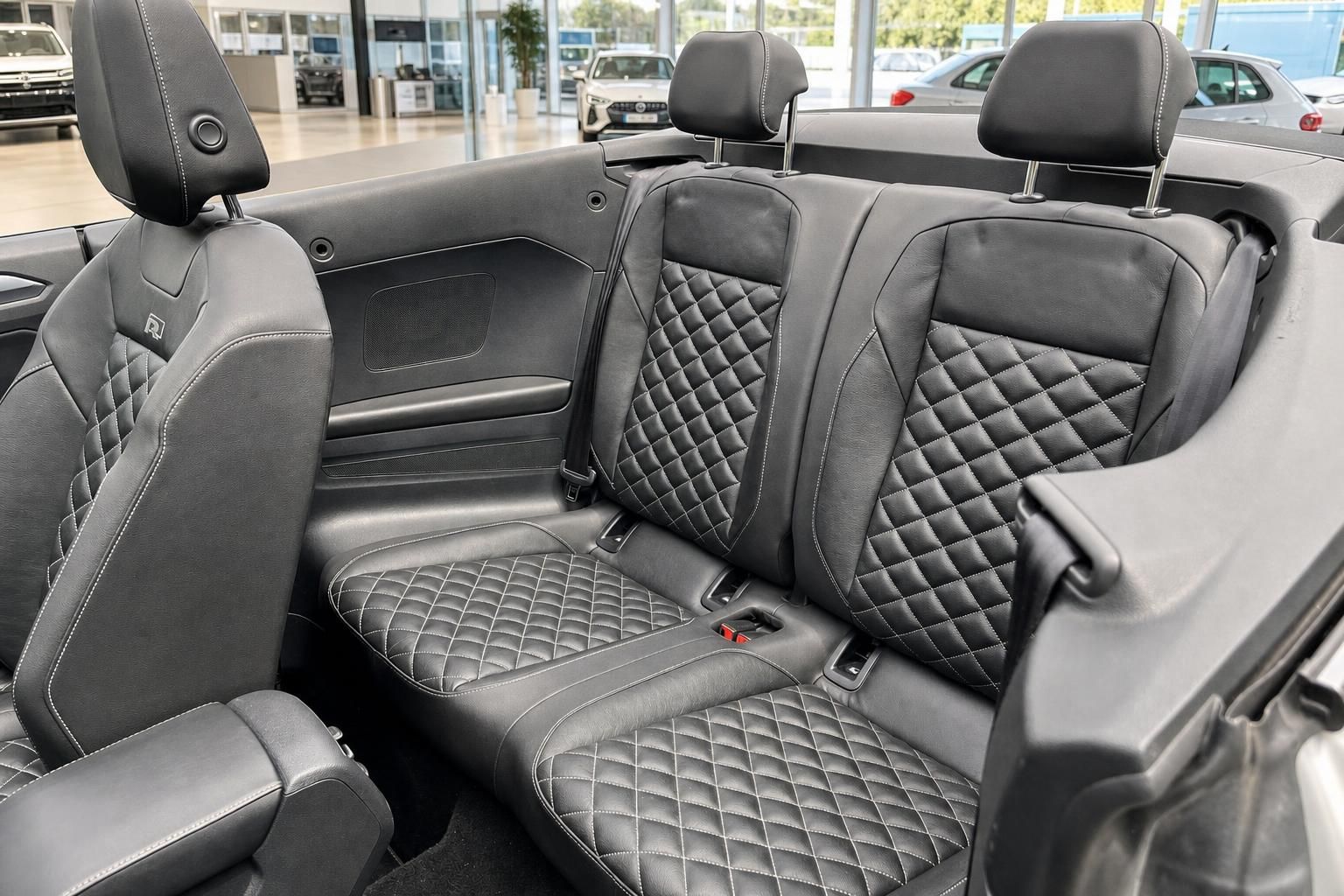 VW T-Roc Cabriolet Rueckbank Lederausstattung mit Rautensteppung Detailansicht
