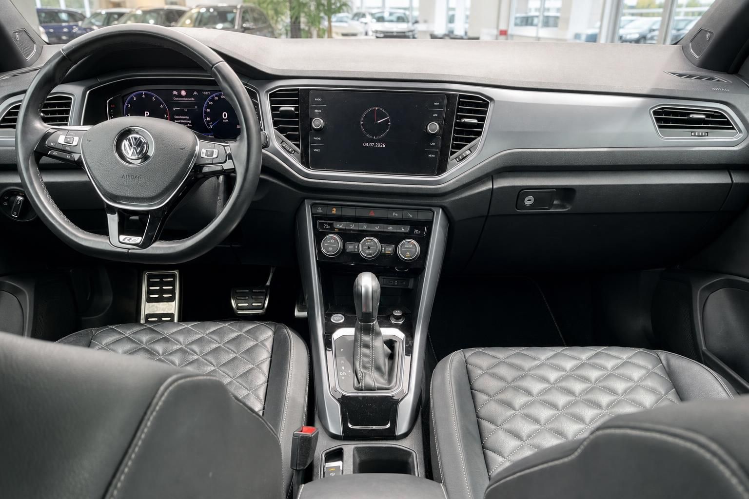 VW T-Roc Cockpit Lenkrad Mittelkonsole und Touchscreen Innenraumansicht