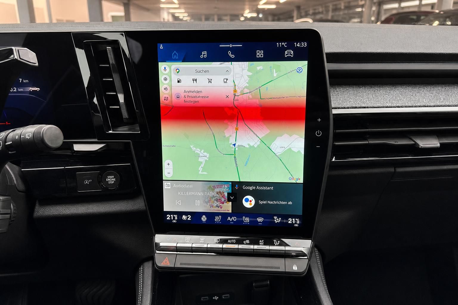 Touchscreen-Display mit Navigationssystem und Google Assistant im Fahrzeug-Cockpit