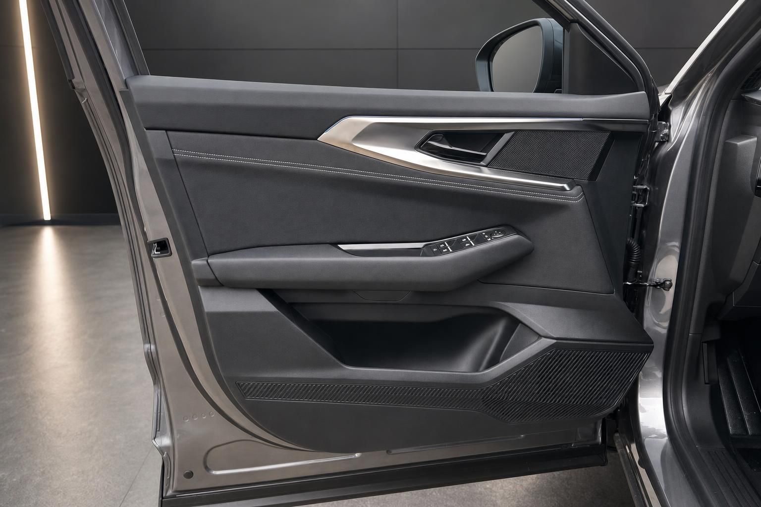 Offene Fahrzeugtür zeigt moderne Innenverkleidung mit Carbon-Details und Fensterheberschaltern