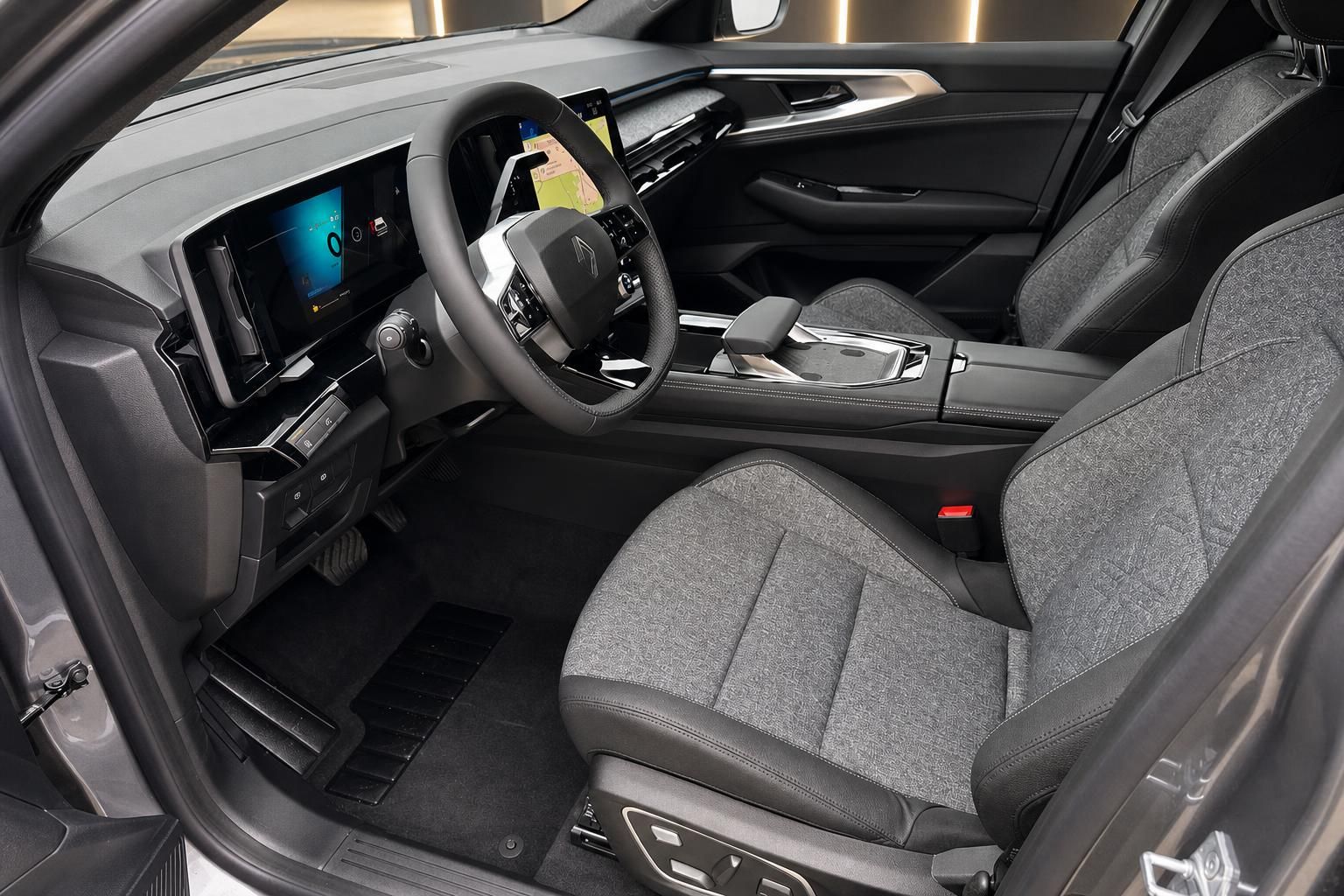 Renault Austral Innenraum Fahrersitz grau Sitzbezug mit Cockpit und digitalem Display