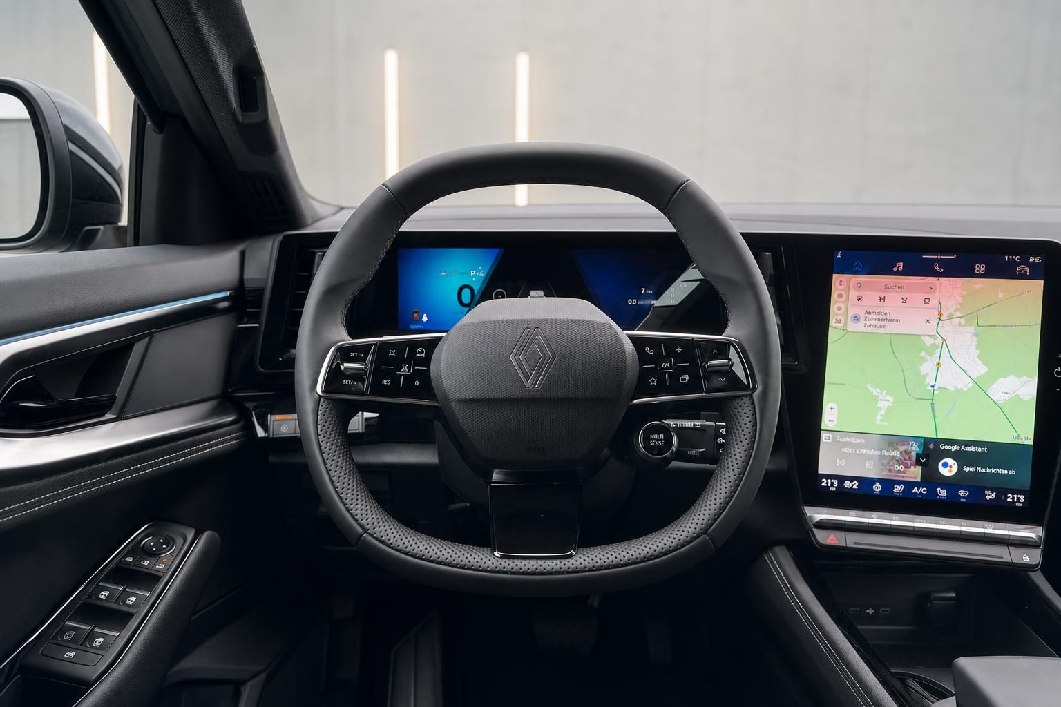 Renault Innenraum mit Lenkrad, digitalem Cockpit und Navigationssystem im modernen Design