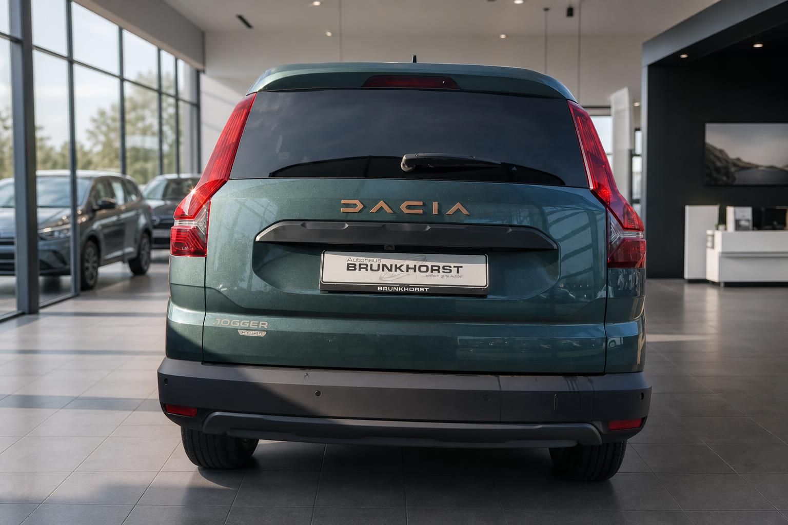 Dacia Jogger Heckansicht grün metallic mit Brunkhorst Kennzeichenhalter im Autohaus