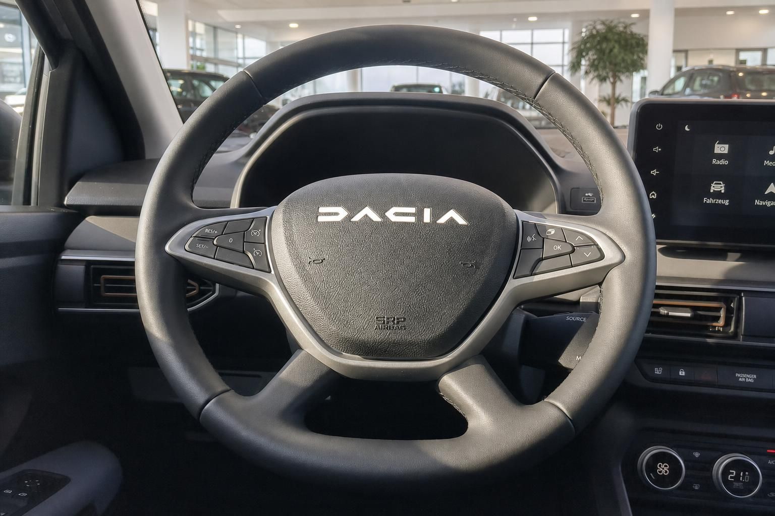 Dacia Innenraum mit Lenkrad und Multimediasystem im Autohaus