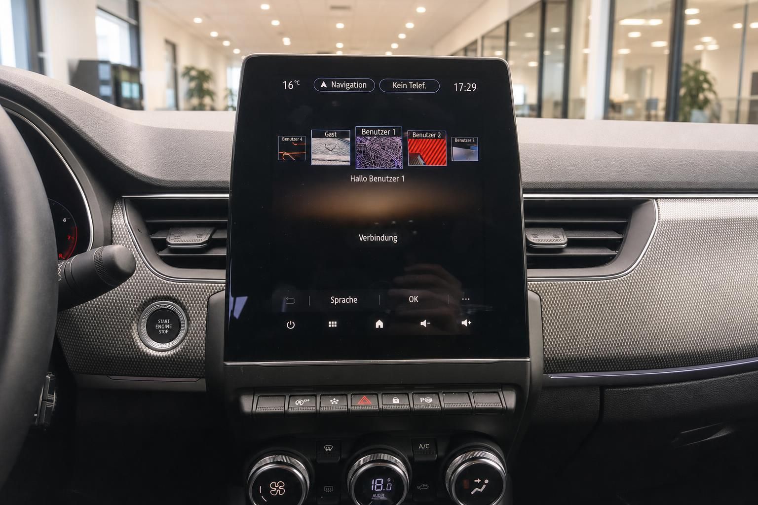 Renault Infotainment-System Touchscreen mit Navigation und Klimabedienung im Cockpit
