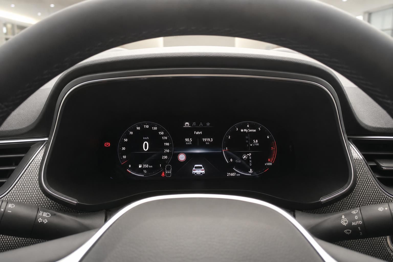 Digitales Kombiinstrument eines VW SUV mit Tacho, Drehzahlmesser und Fahrtanzeige