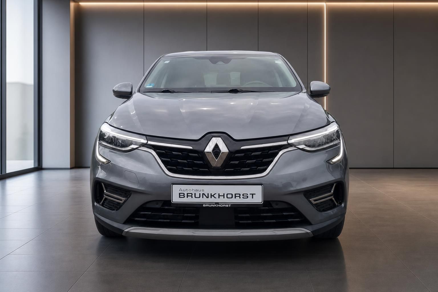 Renault Arkana grau Frontansicht mit LED-Scheinwerfern im Autohaus Brunkhorst