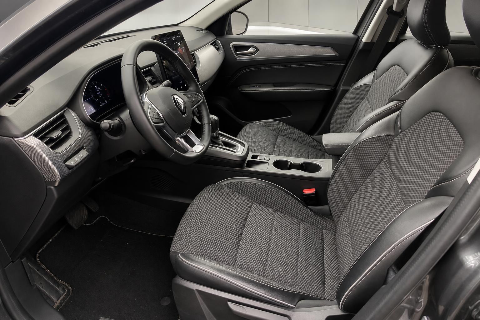 Renault Innenraum Fahrerseite mit Lenkrad, Touchscreen, Schaltung und schwarzen Sitzen
