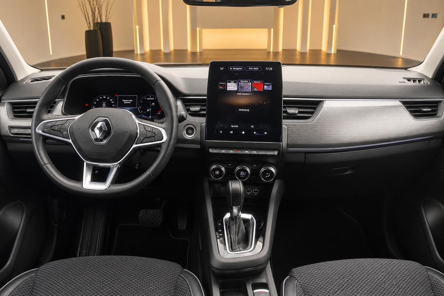 Renault Arkana Innenraum mit Lenkrad, Automatikgetriebe und großem Infotainment-Display
