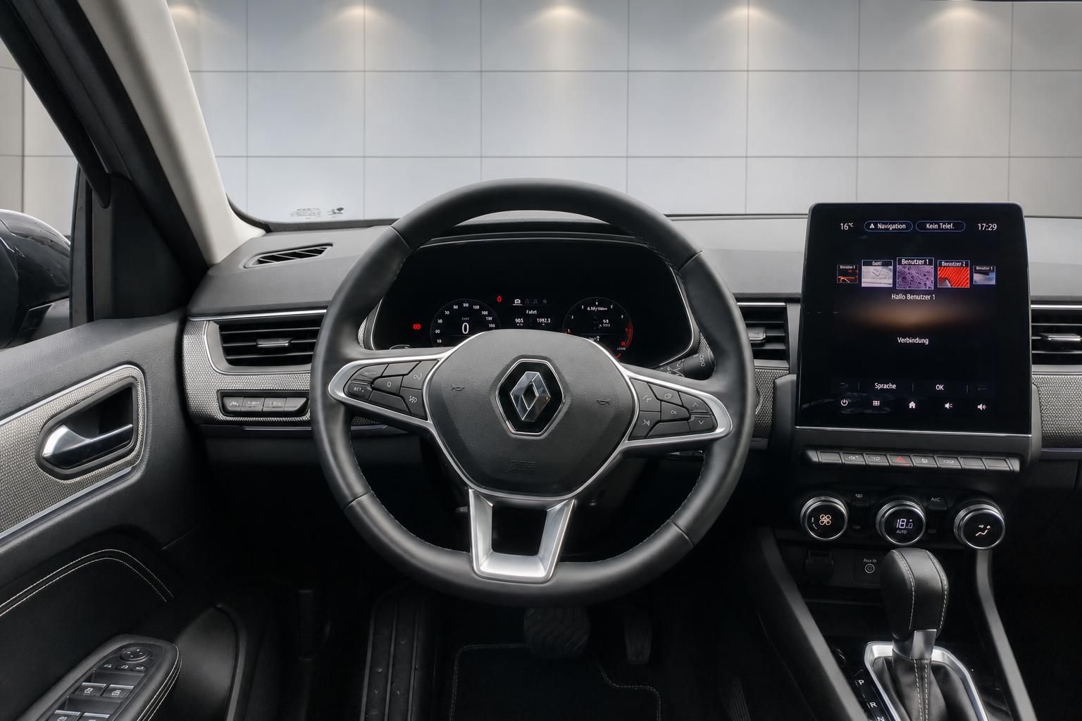 Renault Arkana Innenraum Cockpit mit Lenkrad, Tacho und Touchscreen-Navi