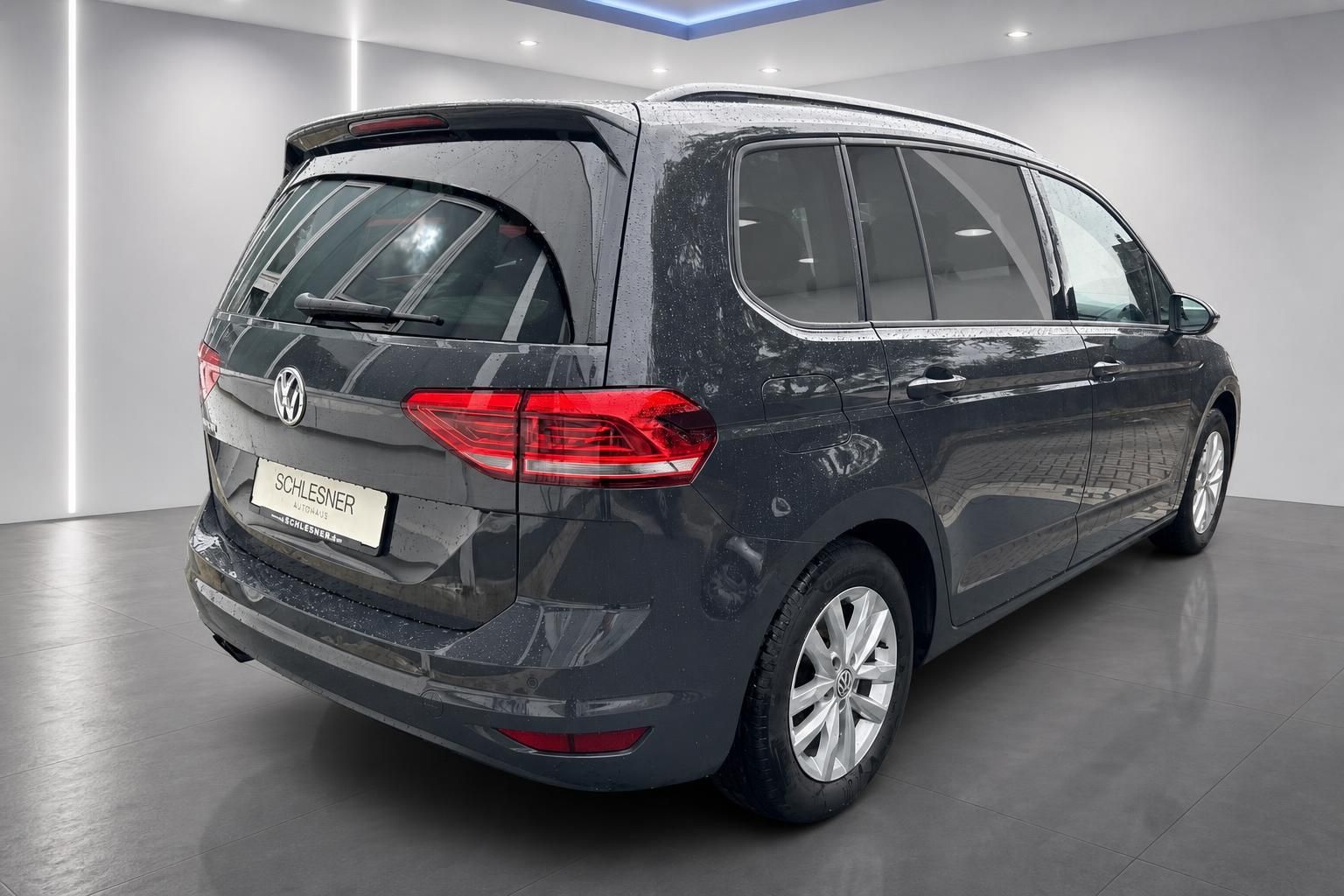 VW Touran dunkelgrau Heckansicht mit Rückleuchten im Detail