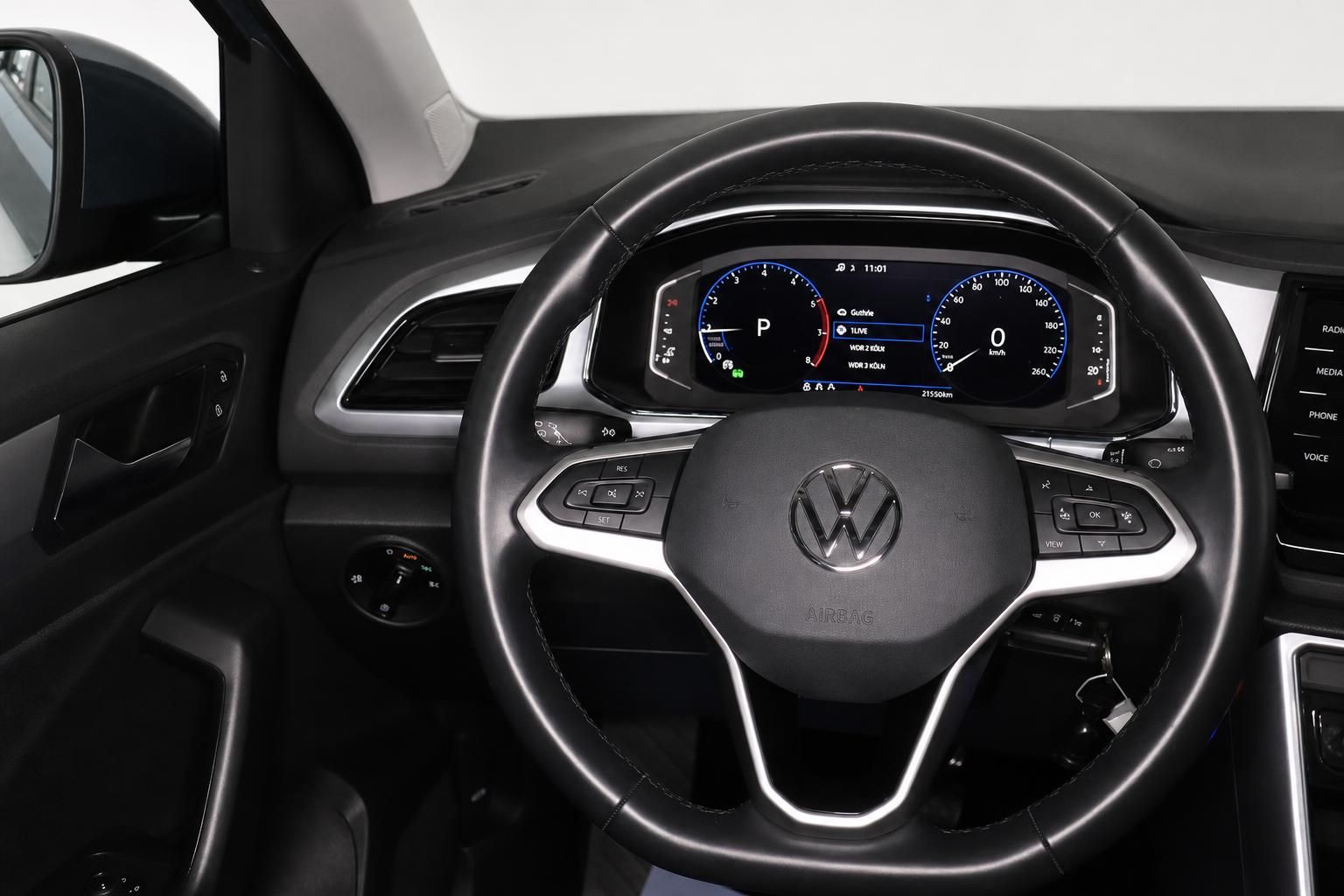 VW Lederlenkrad mit digitalem Cockpit und Bedienelementen