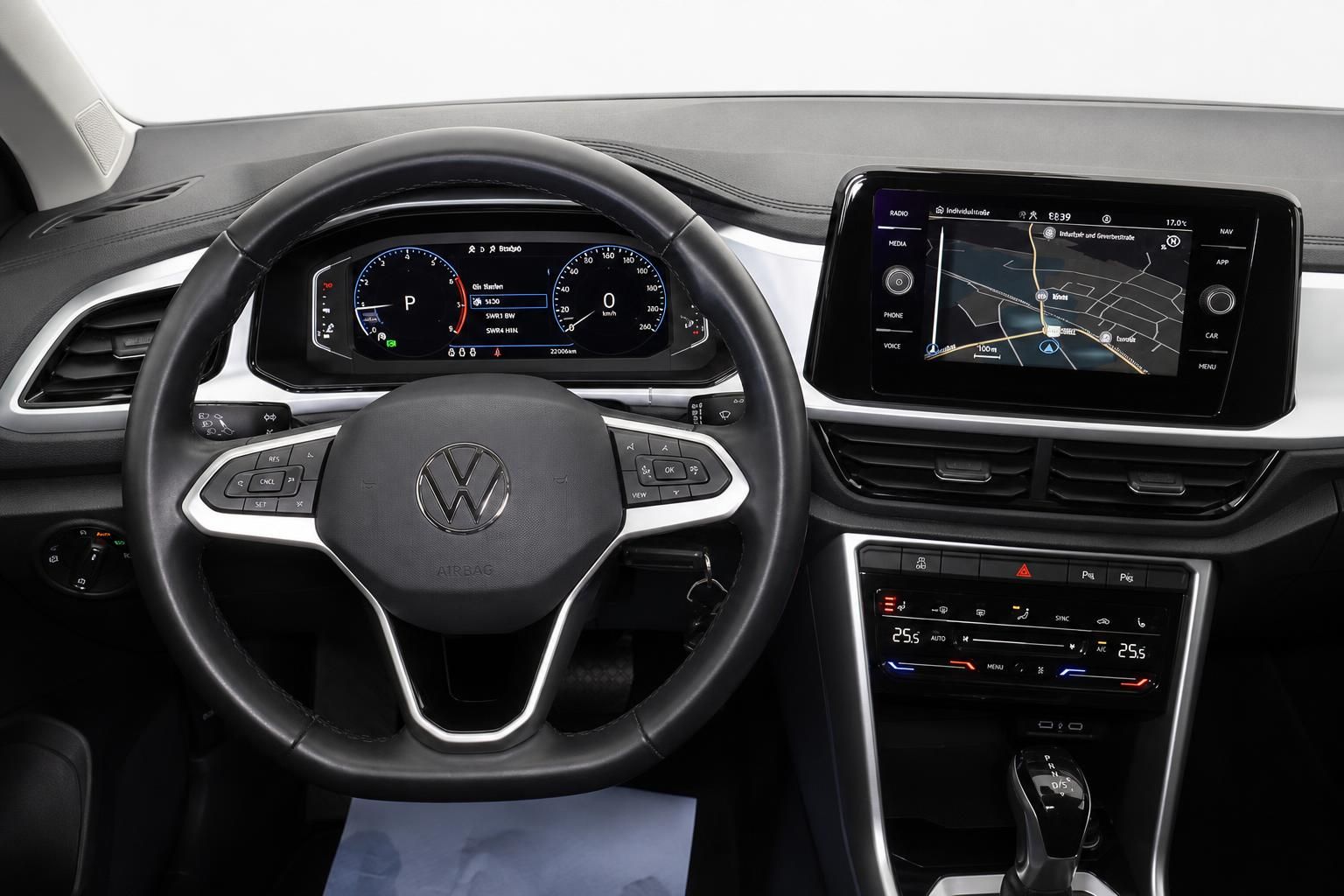 VW Cockpit mit Lenkrad, Klimaautomatik und Touchscreen Navigation