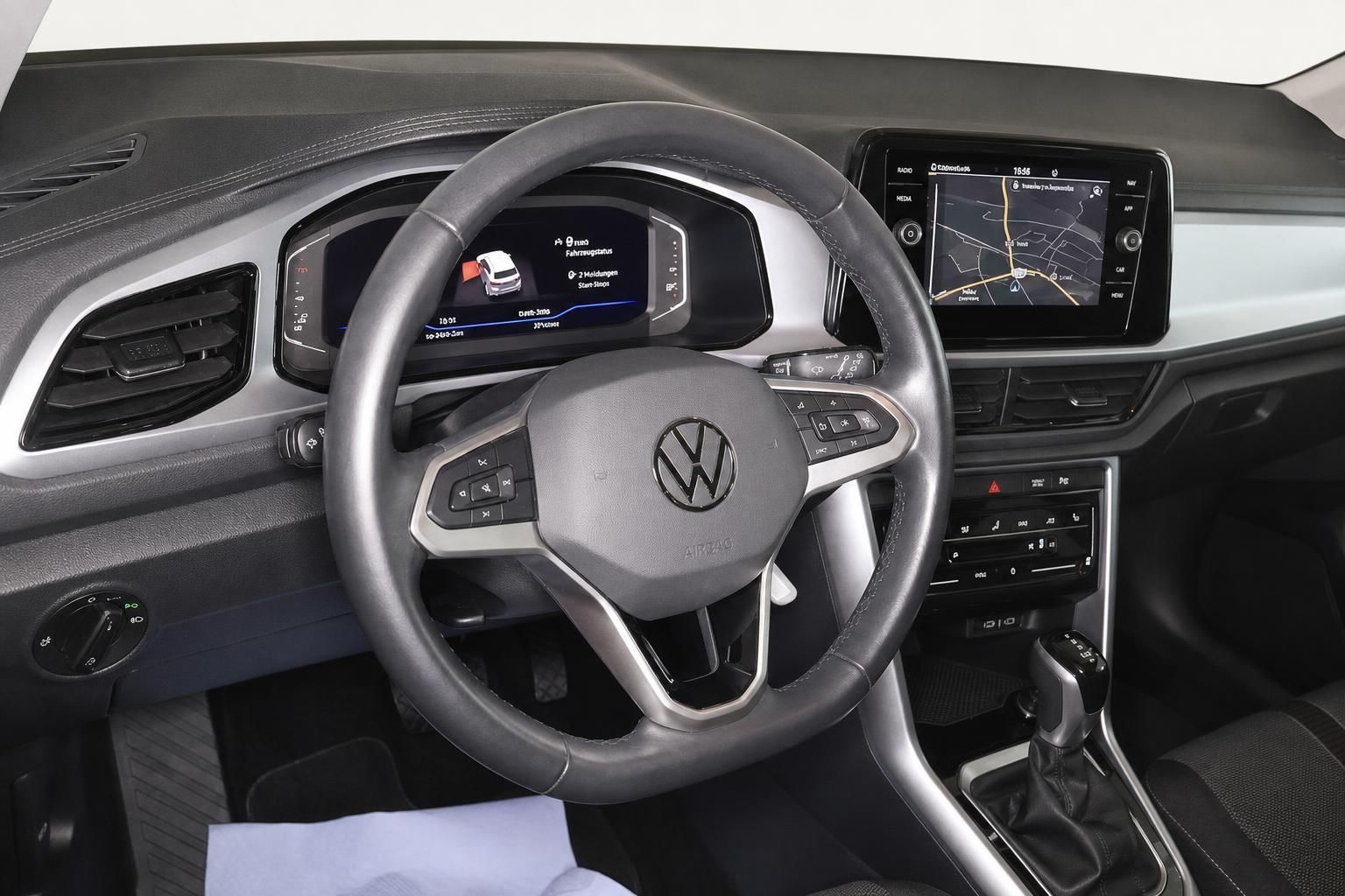 VW Cockpit mit Lenkrad, Digitaltacho und Navigationssystem im Innenraum