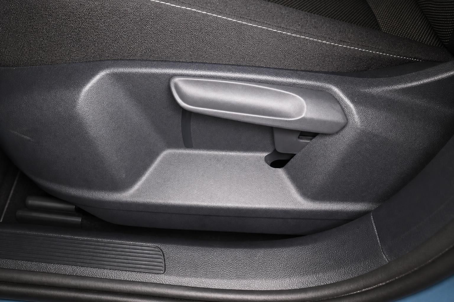 Detailansicht Sitzverstellung und Innenraumausstattung im VW